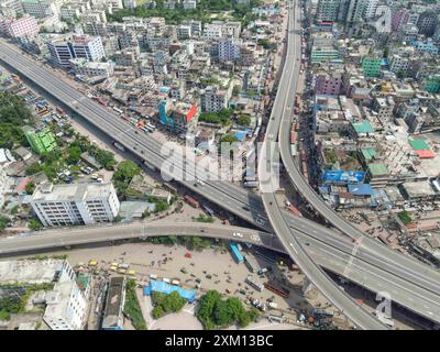 Dhaka, Bangladesh. 24 juillet 2024. Après plusieurs jours de rues étrangement calmes, les habitants de Dacca se sont réveillés mercredi à l’engorgement de la circulation alors que les bureaux publics et privés, y compris les banques, ont rouvert pendant des heures limitées avec le gouvernement assouplissant le couvre-feu de 10h à 17h. Les bureaux étaient fermés depuis cinq jours, y compris deux week-ends et trois jours de jours fériés qui se terminaient mardi. Pour l’instant, les heures de bureau ont été fixées de 11h à 15h. Dhaka, Bangladesh, 24 juillet 2024. Photo de Suvra Kanti Das/ABACAPRESS. COM Credit : Abaca Press/Alamy Live News Banque D'Images