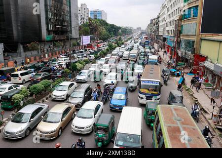 Dhaka, Bangladesh. 24 juillet 2024. Après plusieurs jours de rues étrangement calmes, les habitants de Dacca se sont réveillés mercredi à l’engorgement de la circulation alors que les bureaux publics et privés, y compris les banques, ont rouvert pendant des heures limitées avec le gouvernement assouplissant le couvre-feu de 10h à 17h. Les bureaux étaient fermés depuis cinq jours, y compris deux week-ends et trois jours de jours fériés qui se terminaient mardi. Pour l’instant, les heures de bureau ont été fixées de 11h à 15h. Dhaka, Bangladesh, 24 juillet 2024. Photo de Suvra Kanti Das/ABACAPRESS. COM Credit : Abaca Press/Alamy Live News Banque D'Images