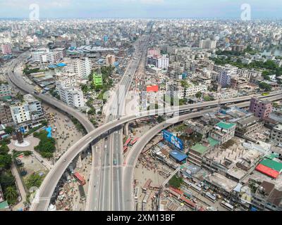 Dhaka, Bangladesh. 24 juillet 2024. Après plusieurs jours de rues étrangement calmes, les habitants de Dacca se sont réveillés mercredi à l’engorgement de la circulation alors que les bureaux publics et privés, y compris les banques, ont rouvert pendant des heures limitées avec le gouvernement assouplissant le couvre-feu de 10h à 17h. Les bureaux étaient fermés depuis cinq jours, y compris deux week-ends et trois jours de jours fériés qui se terminaient mardi. Pour l’instant, les heures de bureau ont été fixées de 11h à 15h. Dhaka, Bangladesh, 24 juillet 2024. Photo de Suvra Kanti Das/ABACAPRESS. COM Credit : Abaca Press/Alamy Live News Banque D'Images