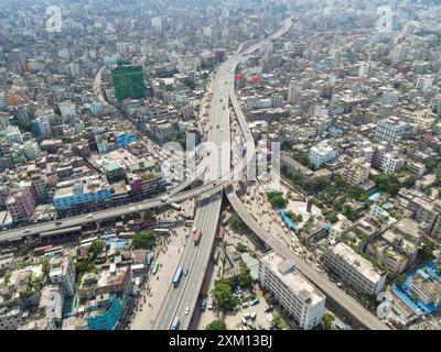 Dhaka, Bangladesh. 24 juillet 2024. Après plusieurs jours de rues étrangement calmes, les habitants de Dacca se sont réveillés mercredi à l’engorgement de la circulation alors que les bureaux publics et privés, y compris les banques, ont rouvert pendant des heures limitées avec le gouvernement assouplissant le couvre-feu de 10h à 17h. Les bureaux étaient fermés depuis cinq jours, y compris deux week-ends et trois jours de jours fériés qui se terminaient mardi. Pour l’instant, les heures de bureau ont été fixées de 11h à 15h. Dhaka, Bangladesh, 24 juillet 2024. Photo de Suvra Kanti Das/ABACAPRESS. COM Credit : Abaca Press/Alamy Live News Banque D'Images