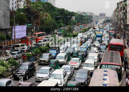 Dhaka, Bangladesh. 24 juillet 2024. Après plusieurs jours de rues étrangement calmes, les habitants de Dacca se sont réveillés mercredi à l’engorgement de la circulation alors que les bureaux publics et privés, y compris les banques, ont rouvert pendant des heures limitées avec le gouvernement assouplissant le couvre-feu de 10h à 17h. Les bureaux étaient fermés depuis cinq jours, y compris deux week-ends et trois jours de jours fériés qui se terminaient mardi. Pour l’instant, les heures de bureau ont été fixées de 11h à 15h. Dhaka, Bangladesh, 24 juillet 2024. Photo de Suvra Kanti Das/ABACAPRESS. COM Credit : Abaca Press/Alamy Live News Banque D'Images