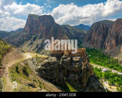 Château d'Enguzek kapi en haute montagne à Uzundere, Erzurum, Turquie, Turquie voyage Banque D'Images