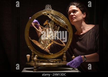 Le Dr Rebekah Higgitt, conservateur principal de la science, aux côtés du cadran solaire Ilay Glynne, un exemple exceptionnel de précision et de design ornés avec des liens importants avec l’Écosse des lumières, qui est exposé pour la première fois au Musée national d’Écosse à Édimbourg. L'acquisition du cadran solaire par le musée a été soutenue par le National Heritage Memorial Fund et le Art Fund. Date de la photo : jeudi 25 juillet 2024. Banque D'Images