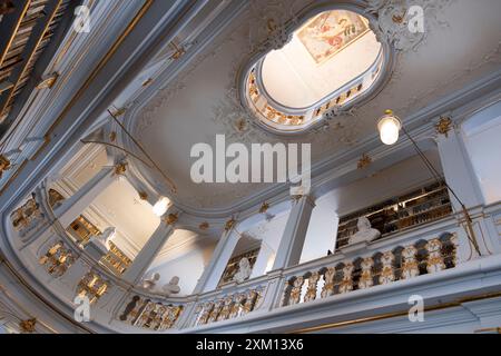 Bibliothèque de la Duchesse Anna Amalia à Weimar, Thuringe, Allemagne. Hall rococo, allée centrale Banque D'Images