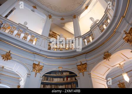 Bibliothèque de la Duchesse Anna Amalia à Weimar, Thuringe, Allemagne. Hall rococo, allée centrale Banque D'Images