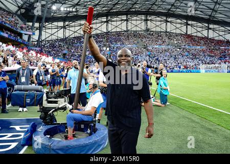 Marseille, France. 24 juillet 2024. La France et Marseille ancien joueur Basile Boli lors du Football, Groupe A masculin, entre la France et les Etats-Unis lors des Jeux Olympiques de Paris 2024 le 24 juillet 2024 au stade Vélodrome de Marseille, France - photo Norbert Scanella/Panoramic/DPPI Media Credit : DPPI Media/Alamy Live News Banque D'Images