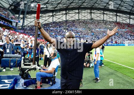 Marseille, France. 24 juillet 2024. La France et Marseille ancien joueur Basile Boli lors du Football, Groupe A masculin, entre la France et les Etats-Unis lors des Jeux Olympiques de Paris 2024 le 24 juillet 2024 au stade Vélodrome de Marseille, France - photo Norbert Scanella/Panoramic/DPPI Media Credit : DPPI Media/Alamy Live News Banque D'Images