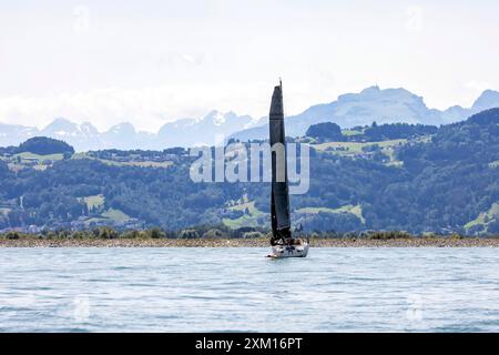 Segelpartie auf dem Bodensee mit Blick auf das Schweizer Ufer und die Alpen. // 13.07.2024 : Immenstaad, Bade-Württemberg, Allemagne, Europe *** navigation sur le lac de Constance avec vue sur la rive suisse et les Alpes 13 07 2024 Immenstaad, Bade-Württemberg, Allemagne, Europe Banque D'Images