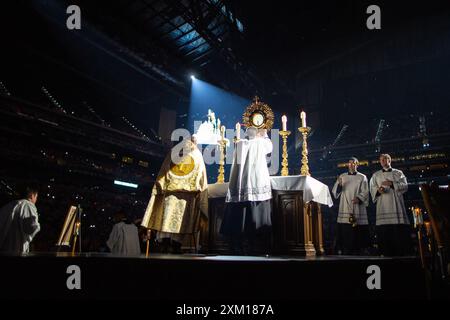 **NO LIBRI** USA, INDIANAPOLIS, 2024/7/18 . L'évêque William Byrne de Springfield, Mass. dirige l'Adoration eucharistique pendant la session du renouveau au Congrès eucharistique à Indianapolis, Indiana au Lucas Oil Stadium. Photographie de Zach Dobson/Catholic Press photo Banque D'Images