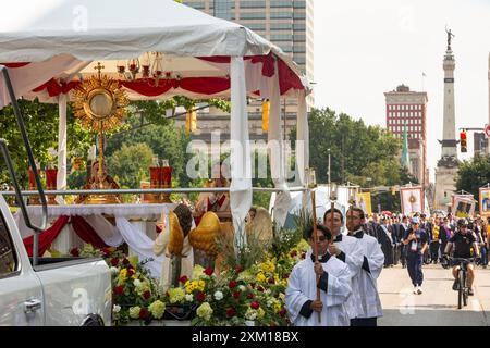 **NO LIBRI** USA, INDIANAPOLIS, 2024/7/18 . Des dizaines de milliers de catholiques ont participé à la procession eucharistique à travers le centre-ville d'Indianapolis pendant le Congrès eucharistique national à Indianapolis, Indiana. Photographie de Zach Dobson/Catholic Press photo Banque D'Images