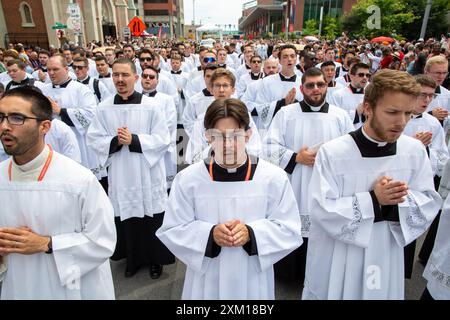 **NO LIBRI** USA, INDIANAPOLIS, 2024/7/18 . Des dizaines de milliers de catholiques ont participé à la procession eucharistique à travers le centre-ville d'Indianapolis pendant le Congrès eucharistique national à Indianapolis, Indiana. Photographie de Zach Dobson/Catholic Press photo Banque D'Images