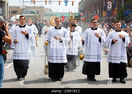 **NO LIBRI** USA, INDIANAPOLIS, 2024/7/18 . Des dizaines de milliers de catholiques ont participé à la procession eucharistique à travers le centre-ville d'Indianapolis pendant le Congrès eucharistique national à Indianapolis, Indiana. Photographie de Zach Dobson/Catholic Press photo Banque D'Images