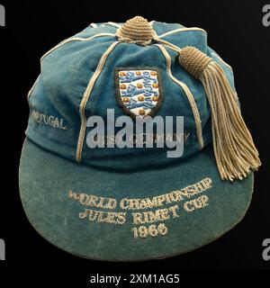 Vue de la casquette des vainqueurs de la Coupe du monde 1966 décernée à Sir Bobby Charlton exposée au National Football Museum du Manchester United Football Ground - Old Trafford - Manchester, Angleterre, Royaume-Uni Banque D'Images