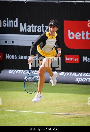 Berlin, Allemagne - 19 juin 2024 : XinYu WANG, de Chine, participe à son Open d'Allemagne pour dames de WTA 500 ecoTRANS contre ons ons ons Jabeur, de Tunisie, au Rot Weiss Tennis Club à Berlin, en Allemagne Banque D'Images