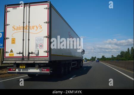 21 juillet 2024 - bedfordshire royaume-uni - gros plan sur l'arrière du camion de sainsbury qui passe sur la route le jour d'été Banque D'Images