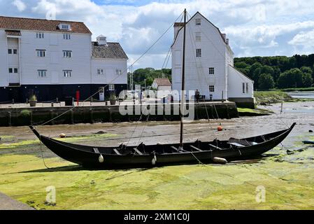 Autour du Royaume-Uni - réplique long bateau dans le port de Woodbridge, Woodbridge, Suffolk, Royaume-Uni Banque D'Images