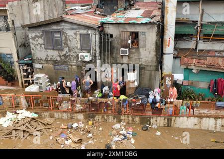 Le 25 juillet 2024, les habitants de Marikina, Philippines, nettoient leurs maisons, les produits de récupération et les effets personnels se ruinent par la saleté et la boue après de fortes pluies et des inondations du typhon Gaema, localement appelé Carina. Droit d'auteur : xDeoxMontesclarosx Banque D'Images