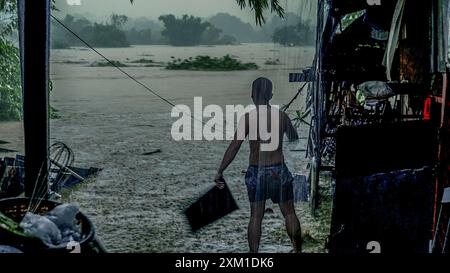 Quezon City, Philippines. 15 mars 2021. La route du Barangay Bagong Silangan s'est transformée en rivière à cause des ravages du typhon Carina aux Philippines. (Photo de EDD Castro/Pacific Press) crédit : Pacific Press Media production Corp./Alamy Live News Banque D'Images