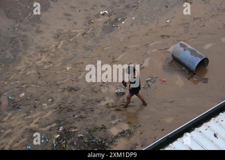 Le 25 juillet 2024, les habitants de Marikina, Philippines, nettoient leurs maisons, les produits de récupération et les effets personnels se ruinent par la saleté et la boue après de fortes pluies et des inondations du typhon Gaema, localement appelé Carina. Droit d'auteur : xDeoxMontesclarosx Banque D'Images