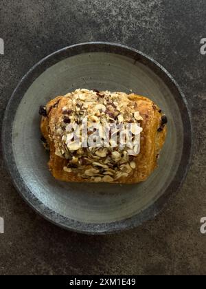 Café glacé et pâtisserie fraîchement cuite sur céramique rustique. Fond sombre. Vue de dessus Banque D'Images