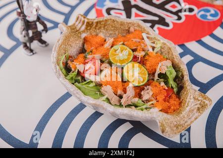 Salade de thon à nageoires jaunes et de crabe Roe Banque D'Images