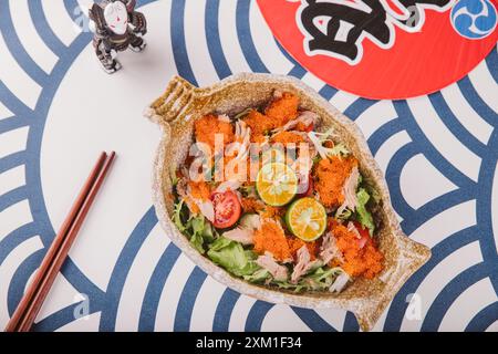 Salade de thon à nageoires jaunes et de crabe Roe Banque D'Images