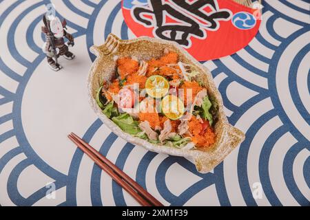 Salade de thon à nageoires jaunes et de crabe Roe Banque D'Images