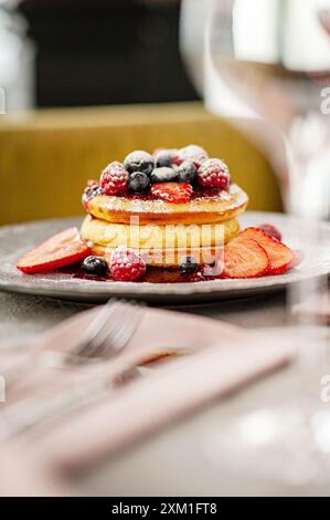 Crêpe moelleuse maison avec des fruits et de la confiture sur le dessus. Banque D'Images