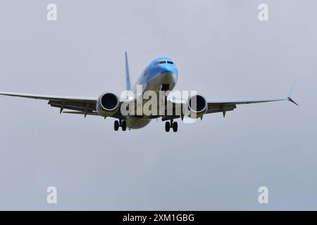 Un avion TUI débarque à l'aéroport de Bristol Banque D'Images