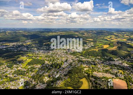 Luftbild, Ortsansicht Sundern in malerischer Hügellandschaft, Wiesen und Wälder, Fernsicht und blauer Himmel mit Wolken, Sundern, Sauerland, Nordrhein-Westfalen, Deutschland ACHTUNGxMINDESTHONORARx60xEURO *** vue aérienne, vue de Sundern dans un paysage vallonné pittoresque, prés et forêts, vue lointaine et ciel bleu avec nuages, Sunderland, Rhénanie du Nord-Westphonie, Allemagne Banque D'Images