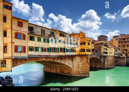 Vue latérale du pont médiéval Ponte Vecchio à Florence, Italie Banque D'Images