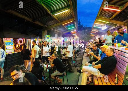 Les gens dînent au marché alimentaire en plein air Nocny Market (marché de nuit) sur les anciennes plates-formes de la gare centrale, Varsovie, Pologne Banque D'Images