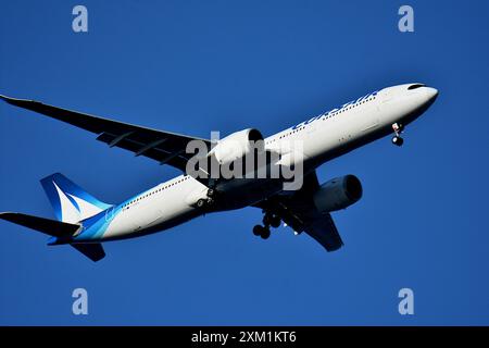 Marseille, France. 24 juillet 2024. Un avion Corsair arrive à l'aéroport Marseille Provence en France. Crédit : SOPA images Limited/Alamy Live News Banque D'Images