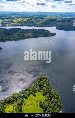 Luftbild, LinkTurm an der Landzunge am Möhnesee beim Hotel Haus Delecke, bewaldeter Uferbereich, Segelboote und Ausflugsschiff an der Landzunge Friedwald, Fernsicht und blauer Himmel mit Wolken, Blick ins Sauerland, Delecke, Möhnesee, Sauerland, Nordrhein-Westfalen, Deutschland ACHTUNGxMINDESTHONORARx60xEURO *** vue aérienne, LinkTower au promontoire du lac Möhnesee près de l'Hôtel Haus Delecke, zone côtière boisée, voiliers et bateau d'excursion au promontoire de Friedwald, vue lointaine et ciel bleu avec nuages, vue dans le Sauerland, Delecke, lac Möhnesee, Sauerland, Rhénanie du Nord-Westphalie, GER Banque D'Images