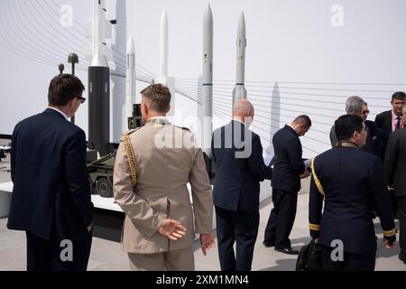 Les visiteurs inspectent les technologies de missiles et de défense chez MBDA, fabricant de défense, lors du salon aéronautique international de Farnborough, le 24 juillet 2024, à Farnborough, en Angleterre. Basée en France, MBDA est une multinationale européenne qui développe et fabrique des missiles. Il a été créé en décembre 2001 après la fusion des principales sociétés françaises, britanniques et italiennes de systèmes de missiles : Matra, BAE Dynamics et Alenia. Banque D'Images