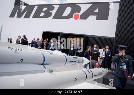 Les visiteurs inspectent les technologies de missiles et de défense chez MBDA, fabricant de défense, lors du salon aéronautique international de Farnborough, le 24 juillet 2024, à Farnborough, en Angleterre. Basée en France, MBDA est une multinationale européenne qui développe et fabrique des missiles. Il a été créé en décembre 2001 après la fusion des principales sociétés françaises, britanniques et italiennes de systèmes de missiles : Matra, BAE Dynamics et Alenia. Banque D'Images