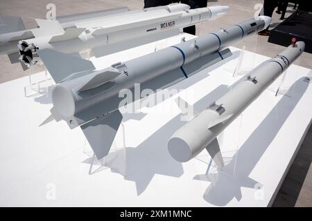 Missiles et technologie de défense sont exposés au fabricant de défense MBDA lors du salon aéronautique international de Farnborough, le 24 juillet 2024, à Farnborough, en Angleterre. Basée en France, MBDA est une multinationale européenne qui développe et fabrique des missiles. Il a été créé en décembre 2001 après la fusion des principales sociétés françaises, britanniques et italiennes de systèmes de missiles : Matra, BAE Dynamics et Alenia. Banque D'Images