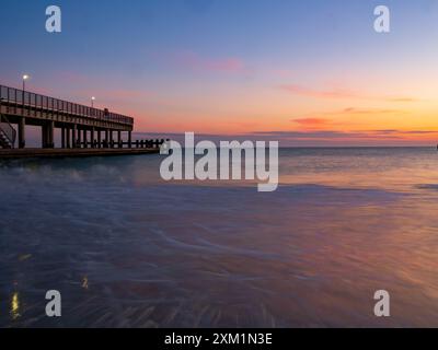 Chłopy, Mielno district, Pologne - juin, 2022 : jetée et vagues sur l'incroyable mer Baltique sur un beau lever de soleil matinal sur une plage en Pologne. Europe Banque D'Images