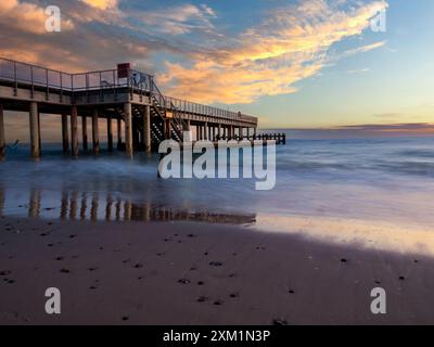 Chłopy, Mielno district, Pologne - juin, 2022 : jetée et vagues sur l'incroyable mer Baltique sur un beau lever de soleil matinal sur une plage en Pologne. Europe Banque D'Images