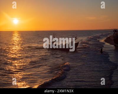 Chłopy, Pologne - juin, 2022 ; bateau de pêche pendant le lever du soleil sur la mer Baltique, Poméranie occidentale. Près de Mielno. Europe de l'est Banque D'Images