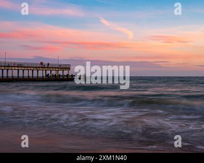 Chłopy, Mielno district, Pologne - juin, 2022 : jetée et vagues sur l'incroyable mer Baltique sur un beau lever de soleil matinal sur une plage en Pologne. Europe Banque D'Images