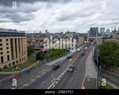 Prise de vue aérienne du pont de Tyne, montrant les travaux en cours qui ont réduit la circulation à une voie. L'image capture l'activité de construction A. Banque D'Images