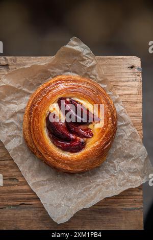 Dessert pâtisserie danoise feuilletée, avec fruits et crème sur le dessus. Banque D'Images