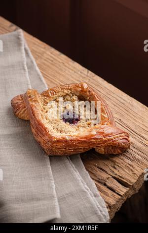 Dessert pâtisserie feuilletée danoise sur une table en bois. Banque D'Images