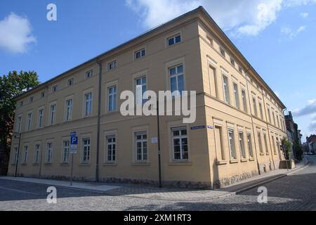 Stendal, Allemagne. 25 juillet 2024. Le siège des archives de la ville hanséatique de Stendal. Les archives de la ville ont été mentionnées pour la première fois il y a 300 ans dans un document daté du 25 juillet 1724. Dans ce document, le maire de l'époque a demandé la permission de se procurer une nouvelle porte avec serrure pour les archives de la ville. Il y a trois cents ans, les archives de la ville ne se trouvaient pas dans le bâtiment actuel, mais dans la salle de mariage de la mairie. Crédit : Klaus-Dietmar Gabbert/dpa/ZB/dpa/Alamy Live News Banque D'Images