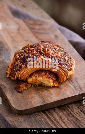 Rouleau de saucisse et fromage. Boulangerie artisanale Banque D'Images