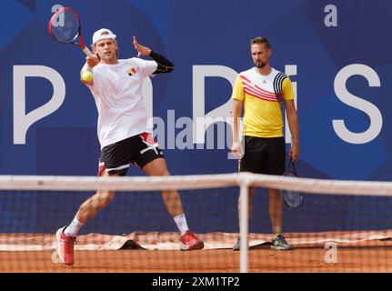 Paris, France. 25 juillet 2024. Le belge Zizou Bergs et son entraîneur Ruben Bemelmans photographiés lors d’une séance d’entraînement de joueurs de tennis, dans le cadre des préparatifs des Jeux Olympiques de Paris 2024, jeudi 25 juillet 2024 à Paris, France. Les Jeux olympiques d'été de 2024 se déroulent à Paris du 26 juillet au 11 août. La délégation belge compte 165 athlètes dans 21 sports. BELGA PHOTO BENOIT DOPPAGNE crédit : Belga News Agency/Alamy Live News Banque D'Images