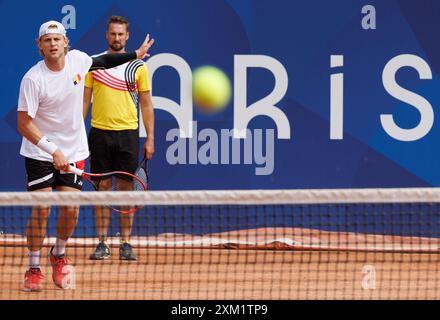 Paris, France. 25 juillet 2024. Le belge Zizou Bergs et son entraîneur Ruben Bemelmans photographiés lors d’une séance d’entraînement de joueurs de tennis, dans le cadre des préparatifs des Jeux Olympiques de Paris 2024, jeudi 25 juillet 2024 à Paris, France. Les Jeux olympiques d'été de 2024 se déroulent à Paris du 26 juillet au 11 août. La délégation belge compte 165 athlètes dans 21 sports. BELGA PHOTO BENOIT DOPPAGNE crédit : Belga News Agency/Alamy Live News Banque D'Images