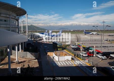 Les montagnes des Andes couvertes de neige et des avions LAN stationnés à l'aéroport de Santiago du Chili. Banque D'Images