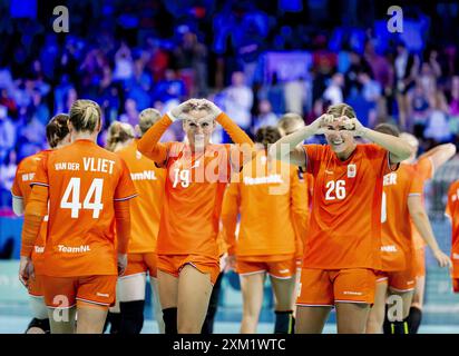 PARIS - les joueurs de handball Estavana Polman et Angela Malestein réagissent après le match contre l'Angola. Le tournoi olympique féminin de handball aura lieu du 25 juillet au 10 août. ANP REMKO DE WAAL Banque D'Images